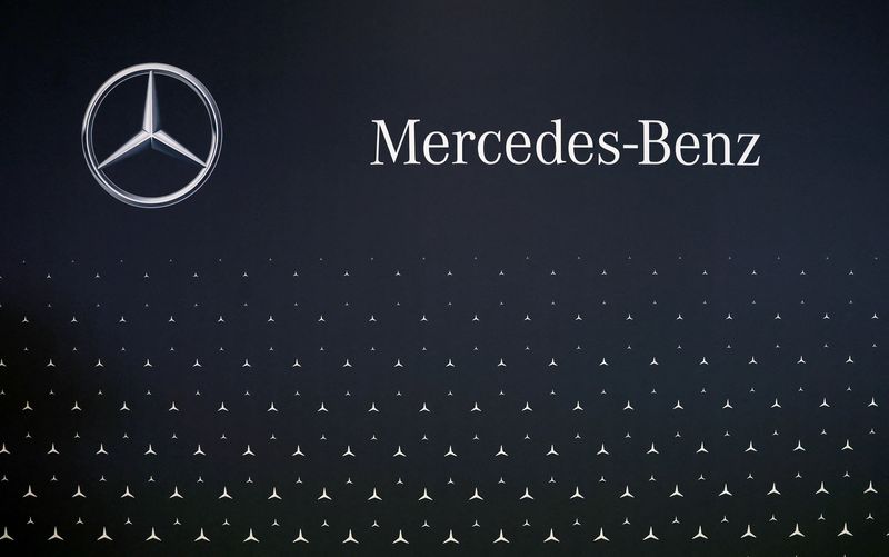 &copy; Reuters. FILE PHOTO: Mercedes-Benz logo on display at the Everything Electric exhibition at the ExCeL London international exhibition and convention centre in London, Britain, March 28, 2024.  REUTERS/Peter Cziborra/File Photo
