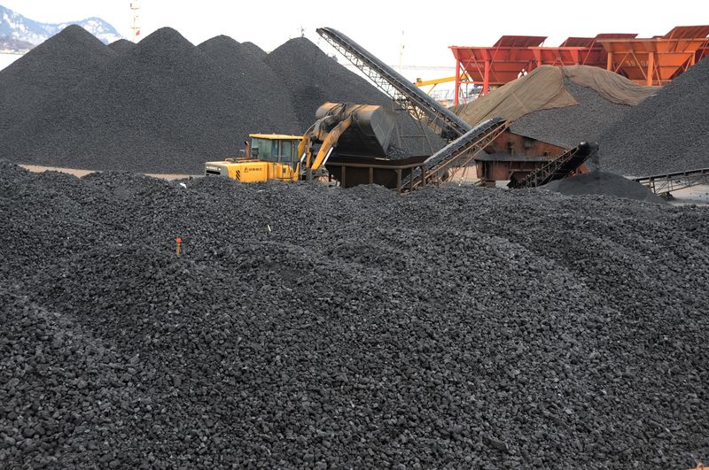 &copy; Reuters. 　４月２５日、中国石炭輸送販売協会（ＣＣＴＤ）は２４日、国内石炭価格は底を打っており、今年は昨年高値を上回るとの見通しを示した。写真は積み上げた石炭。２０１８年１月、中国