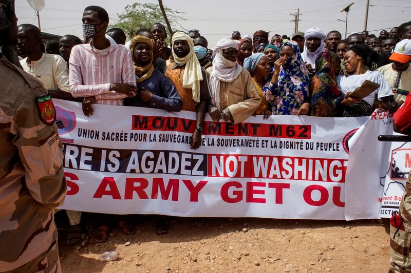 &copy; Reuters. نيجيريون يتجمعون للاحتجاج على الوجود العسكري الأمريكي في أغاديز بالنيجر يوم 21 أبريل نيسان 2024. تصوير: رويترز