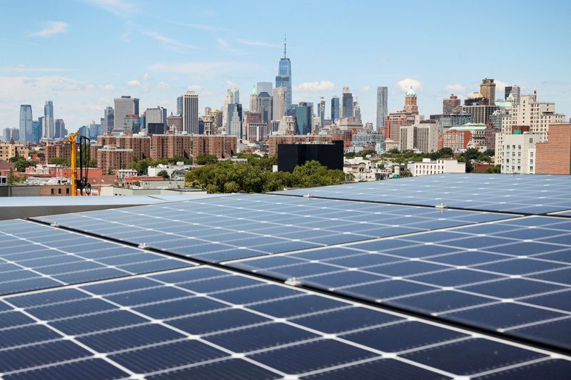 &copy; Reuters. 　米国で太陽光パネルや太陽電池を生産する大手メーカー７社は２４日、米政府に東南アジア４カ国からの輸入品に関税を課すよう求めた。ニューヨークで２０２２年８月撮影(２０２４年