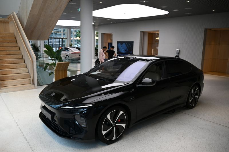 © Reuters. FILE PHOTO: An NIO ET7 car model is presented at the NIO House, the showroom of the Chinese premium smart electric vehicle manufacture NIO Inc. in Berlin, Germany August 17, 2023. REUTERS/Annegret Hilse/File Photo