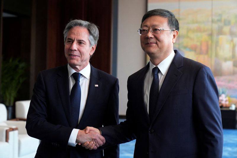 © Reuters. U.S. Secretary of State Antony Blinken, left, meets with Shanghai Party Secretary Chen Jining at the Grand Halls, Thursday, April 25, 2024, in Shanghai, China. Mark Schiefelbein/Pool via REUTERS