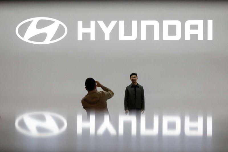 &copy; Reuters. FILE PHOTO: Visitors take photographs in front of the logo of Hyundai Motor during the 2019 Seoul Motor Show in Goyang, South Korea, March 28, 2019. REUTERS/Kim Hong-Ji/File Photo