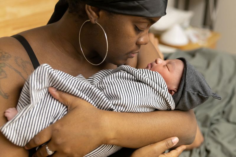 &copy; Reuters. Une jeune américaine tient son fils nouveau-né dans les bras, quelques heures après l'accouchement, dans un centre de naissance de Brooklyn, à New York. /Photo prise le 8 février 2023/REUTERS/Joy Malone