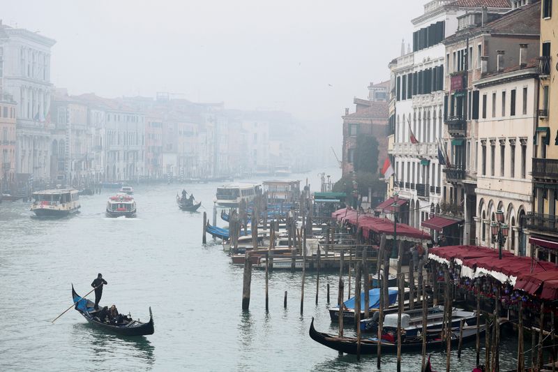 &copy; Reuters. Un gondolier lors d'une journée brumeuse pendant le carnaval de Venise, en Italie. /Photo prise le 27 janvier 2024/REUTERS/Guglielmo Mangiapane