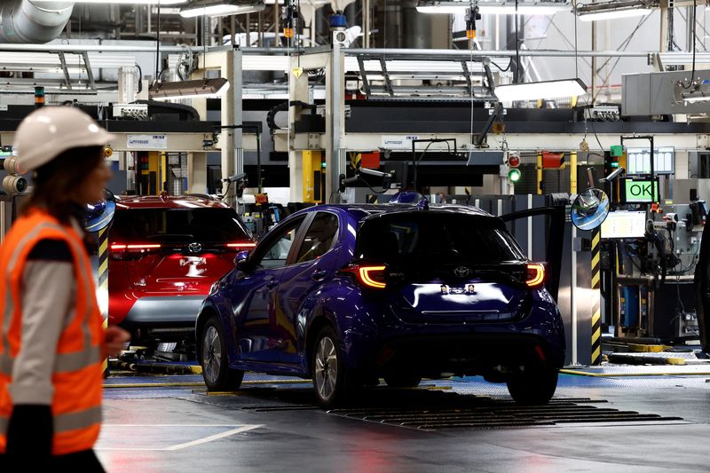 © Reuters. FILE PHOTO: Toyota Yaris Cross and Yaris 4 cars are pictured on the assembly line at the Toyota Motor Manufacturing France (TMMF) plant in Onnaing near Valenciennes, France, April 4, 2024. REUTERS/Benoit Tessier/File Photo