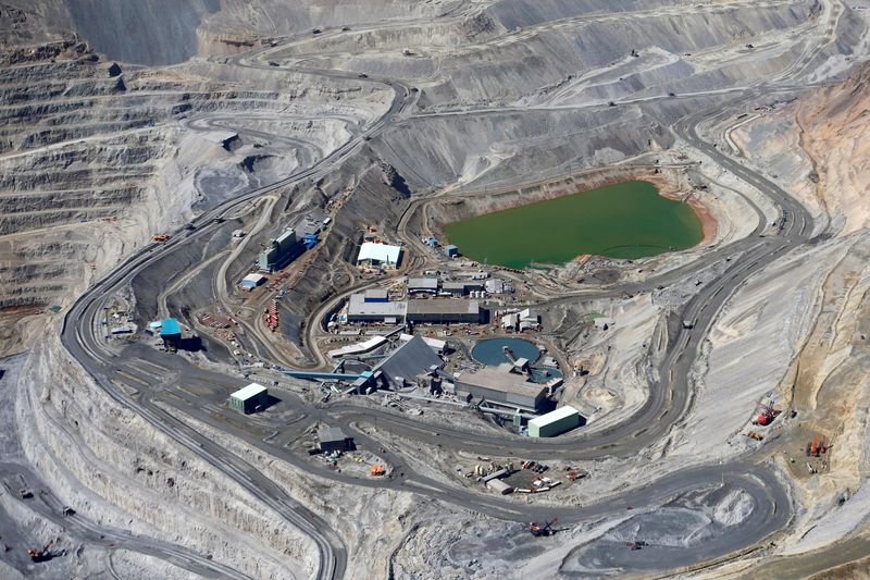 &copy; Reuters. FILE PHOTO: An aerial view of Anglo American's Los Bronces copper mine at Los Andes Mountain range, near Santiago city, Chile on November 17, 2014.   REUTERS/Ivan Alvarado/File Photo/File Photo