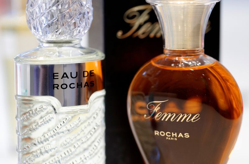 &copy; Reuters. Des flacons de parfums Rochas du parfumeur Interparfums. /Photo prise le 7 novembre 2016/REUTERS/Philippe Wojazer