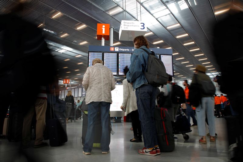 &copy; Reuters. FOTO DE ARCHIVO. Pasajeros frente a un tablero de salidas dentro de la Terminal 3 del aeropuerto de Orly, cerca de París, Francia. 1 de julio de 2021. REUTERS/Sarah Meyssonnier