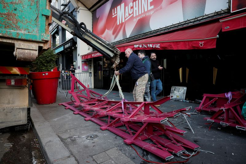 © Reuters. The broken sails of the landmark red windmill atop the Moulin Rouge, Paris' most famous cabaret club, are taken away after they fell off during the night in Paris, France, April 25, 2024. REUTERS/Benoit Tessier