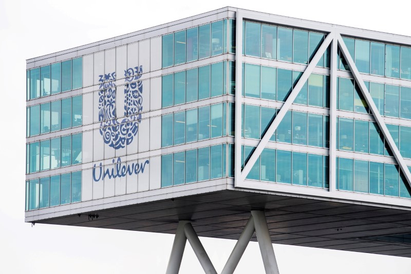&copy; Reuters. FOTO DE ARCHIVO. El logo de Unilever en su sede en Róterdam, Países Bajos. 21 de agosto de 2018. REUTERS/Piroschka van de Wouw