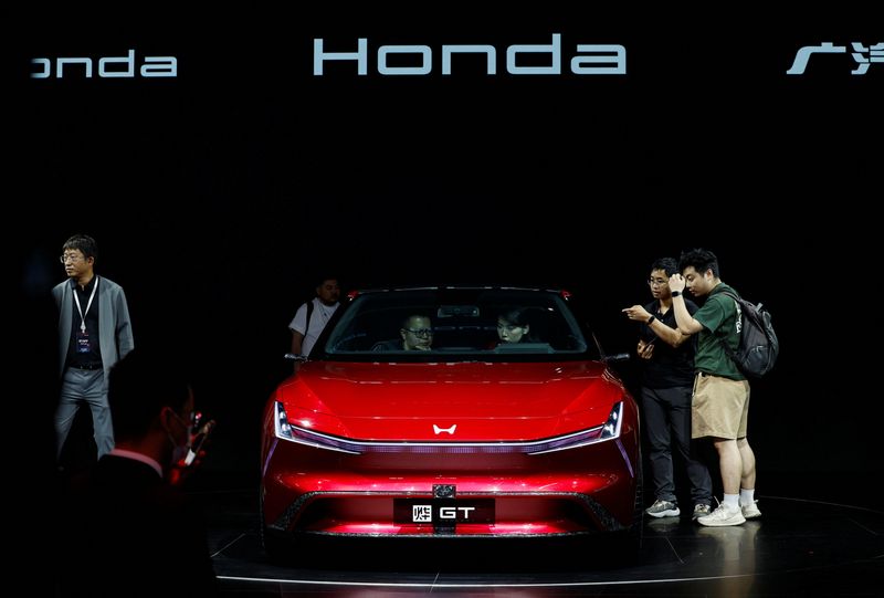 © Reuters. Visitors look at the Honda Ye GT electric vehicle displayed at the Beijing International Automotive Exhibition, or Auto China 2024, in Beijing, China, April 25, 2024. REUTERS/Tingshu Wang