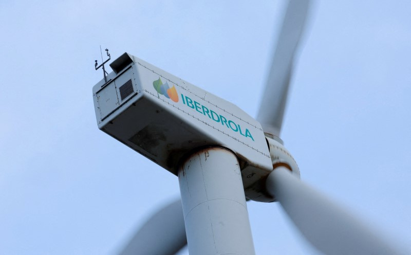 &copy; Reuters. FOTO DE ARCHIVO. El logo de la empresa energética española Iberdrola en unos aerogeneradores en el monte Oiz, cerca de Durango, País Vasco, España. 20 de febrero de 2023. REUTERS/Vincent West