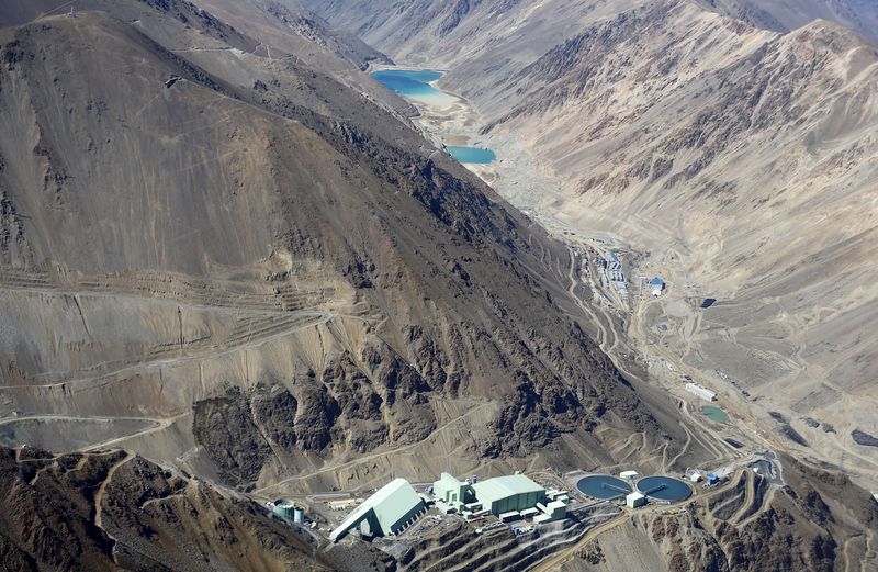 © Reuters. An aerial view of Anglo American's Los Bronces copper mine at Los Andes Mountain range, near Santiago city, November 17, 2014. REUTERS/Ivan Alvarado/ File Photo