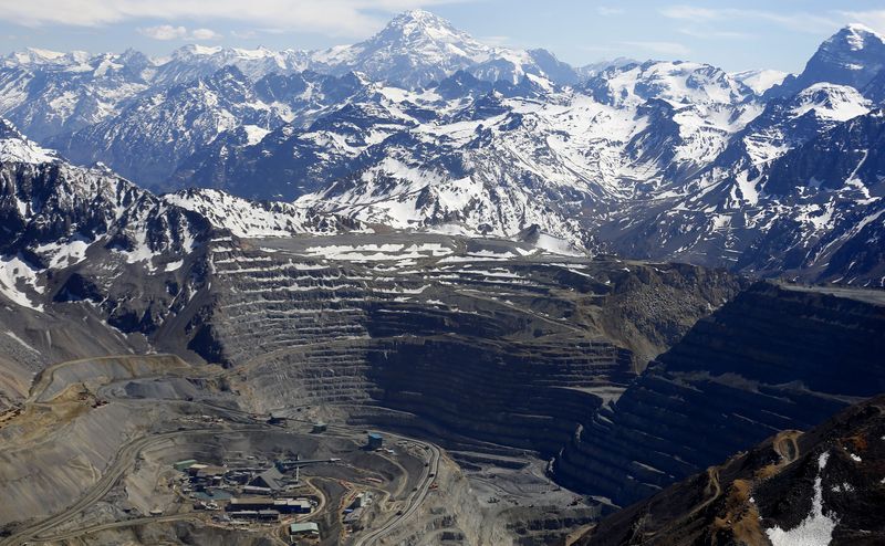 © Reuters. An aerial view of the open pit of Anglo American's Los Bronces copper mine with Aconcagua mount (C) in the background, America's highest peak in the Andes mountain range, and several glaciers, near Santiago city, November 17, 2014. REUTERS/Ivan Alvarado/ File Photo