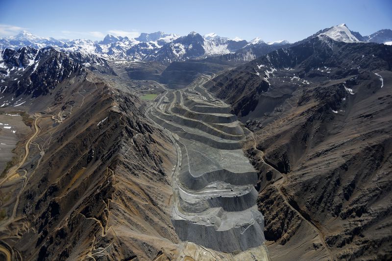 © Reuters. An aerial view of  Anglo American's Los Bronces copper mine with several  glaciers in the background at Los Andes Mountain range, near Santiago city, November 17, 2014. REUTERS/Ivan Alvarado/ File Photo