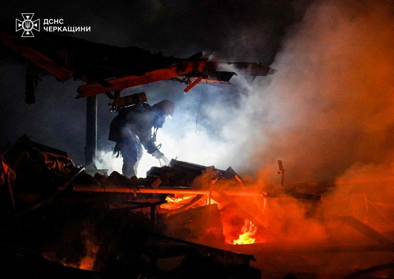&copy; Reuters. Un bombero trabaja en el lugar de un ataque ruso anterior con misiles y drones, en medio del ataque de Rusia a Ucrania, en la región de Cherkasy, Ucrania. 29 de marzo 2024. Servicio de prensa del Servicio Estatal de Emergencias de Ucrania en la región d