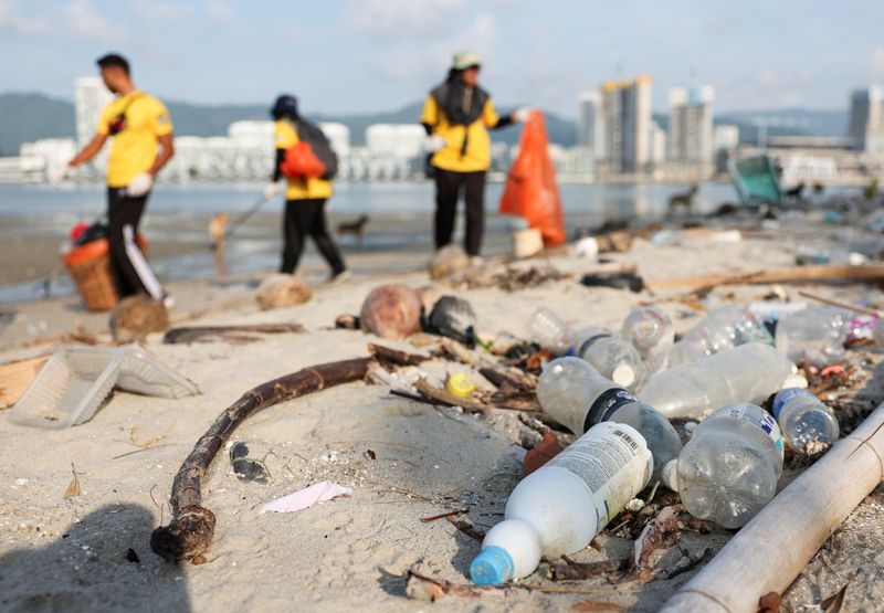 &copy; Reuters. FOTO DE ARCHIVO. Botellas de plástico abandonadas en una playa mientras voluntarios recogen basura durante una campaña de limpieza de playas organizada con motivo de la celebración del Día de la Tierra en George Town, Malasia. 22 de abril de 2024. REU
