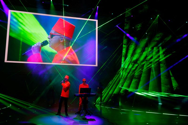 &copy; Reuters. FOTO DE ARCHIVO. Los Pet Shop Boys actúan durante la noche del grupo Volkswagen en el Salón del Automóvil de Fráncfort, en Alemania. 9 de septiembre de 2013. REUTERS/Ralph Orlowski