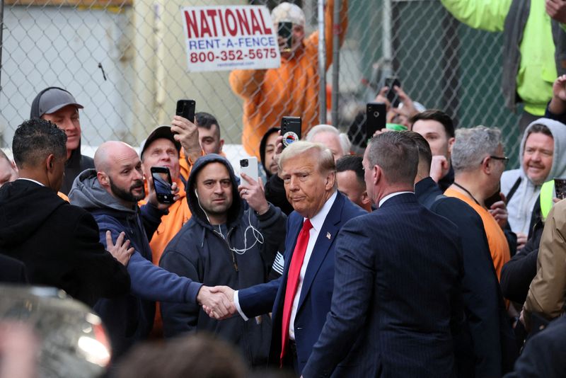 © Reuters. Republican presidential candidate and former U.S. President Donald Trump meets with Union workers in New York City, U.S., April 25, 2024.  REUTERS/Brendan McDermid