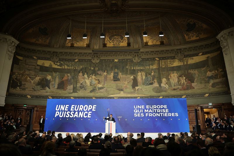 © Reuters. French President Emmanuel Macron delivers a speech on Europe next to slogans reading 'A powerful Europe' and 'A Europe that controls its borders' in the amphitheatre of the Sorbonne University in Paris, France, 25 April 2024. Christophe Petit Tesson/Pool via REUTERS