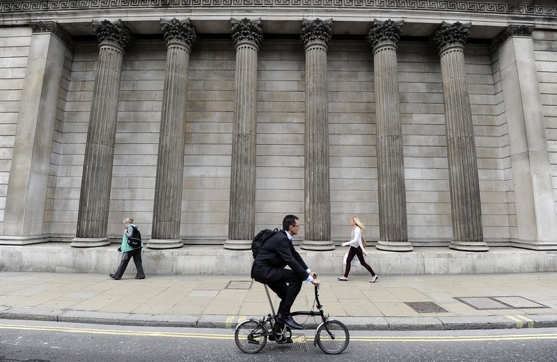 &copy; Reuters. People walk and cycle past the Bank of England, in the City of London, June 15, 2012. REUTERS/Paul Hackett/ File photo