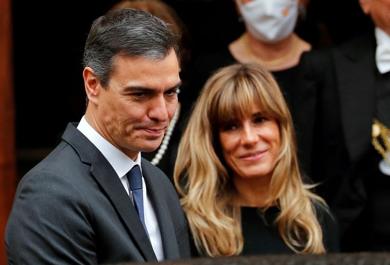 &copy; Reuters. FILE PHOTO: Spanish Prime Minister Pedro Sanchez and his wife Maria Begona Gomez Fernandez leave after meeting with Pope Francis, at the Vatican, October 24, 2020. REUTERS/Remo Casilli/File Photo