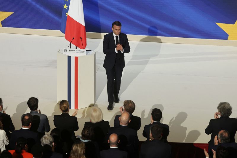 &copy; Reuters. Il Presidente francese Emmanuel Macron tiene un discorso sul futuro dell'Europa alla Sorbona a Parigi, Francia, 25 aprile 2024. Christophe Petit Tesson/Pool via REUTERS