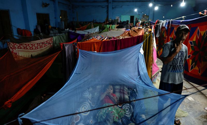 &copy; Reuters. A girl sleeps in a makeshift home at a relief camp for displaced Meitei people in Imphal, Manipur, India, April 7, 2024. REUTERS/Francis Mascarenhas/File Photo