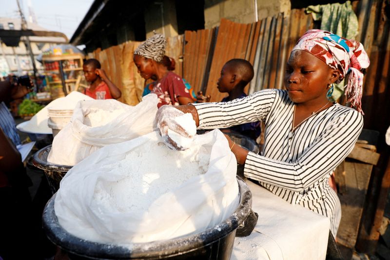 &copy; Reuters. FILE PHOTO: A vendor sells cassava flour at a traditional market in Bariga district, in Lagos, Nigeria January 15, 2021. Picture taken January 15, 2021. REUTERS/Temilade Adelaja/File Photo