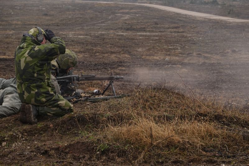 &copy; Reuters. FILE PHOTO: Swedish soldiers fire a machine gun on a range as they train outside Visby on the Baltic island of Gotland, Sweden, March 21, 2024. REUTERS/ Tom Little/File Photo