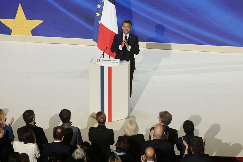 &copy; Reuters. French President Emmanuel Macron gestures at the end of his speech on Europe in the amphitheatre of the Sorbonne University in Paris, France, 25 April 2024. Christophe Petit Tesson/Pool via REUTERS