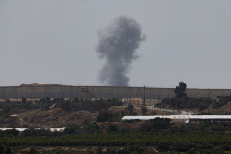 &copy; Reuters. دخان يتصاعد عقب غارة جوية على غزة كما يظهر من إسرائيل يوم 25 أبريل نيسان 2024. تصوير: أمير كوهين - رويترز