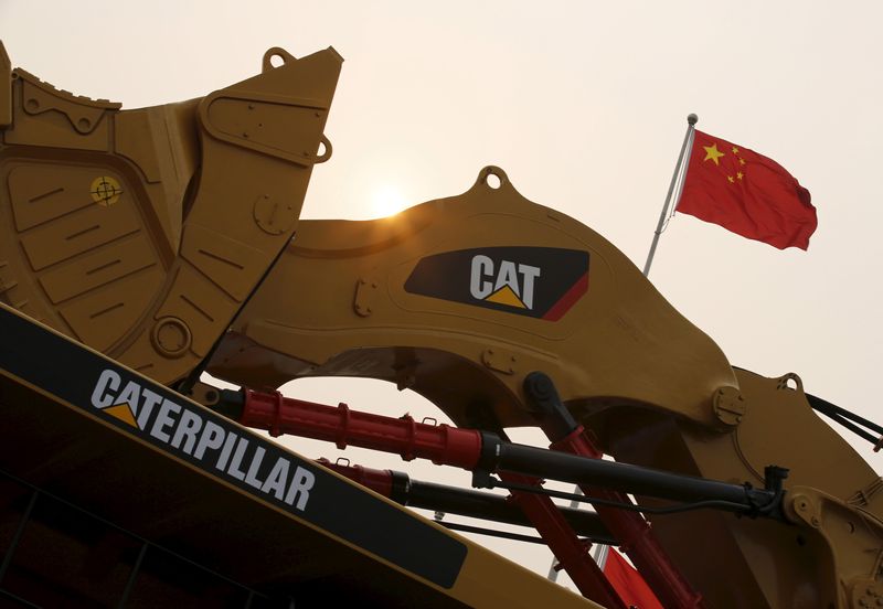 &copy; Reuters. Un escavatore Caterpillar esposto alla China Coal and Mining Expo 2013 di Pechino, Cina, 22 ottobre 2013.  REUTERS/Kim Kyung-Hoon/File Photo