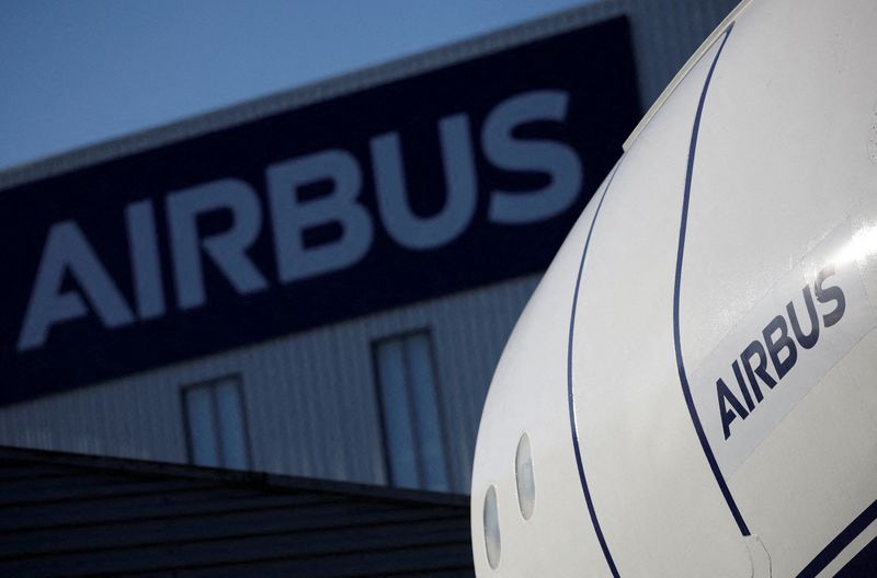 &copy; Reuters. Il logo Airbus nello stabilimento Airbus di Saint-Nazaire, Francia, 7 novembre 2023. REUTERS/Stephane Mahe/File Photo