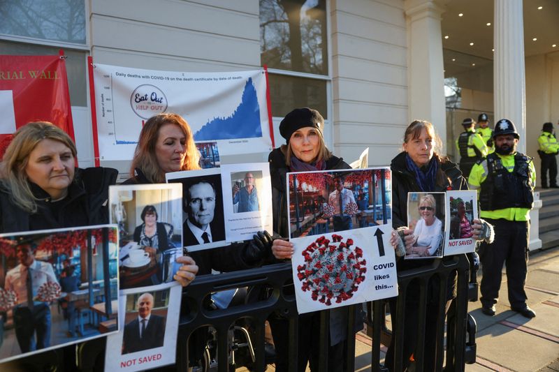 &copy; Reuters. Foto de archivo de manifestantes fuera del lugar donde se llevaba a cabo una investigación sobre las medidas respecto al COVID-19 en Londres 
Dic 11, 2023. REUTERS/Hollie Adams/
