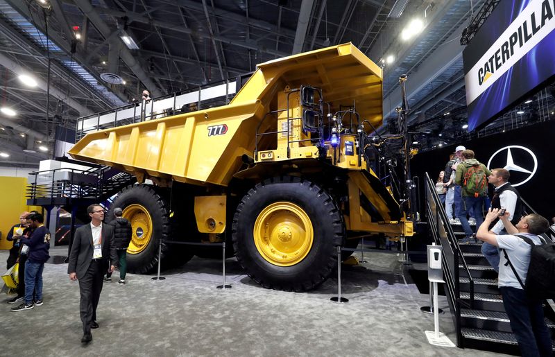 © Reuters. Un camion minier autonome Caterpillar 777 est exposé lors du CES 2023, un salon annuel de l'électronique grand public, à Las Vegas, Nevada, États-Unis. /Photo prise le 6 janvier 2023./REUTERS/Steve Marcus