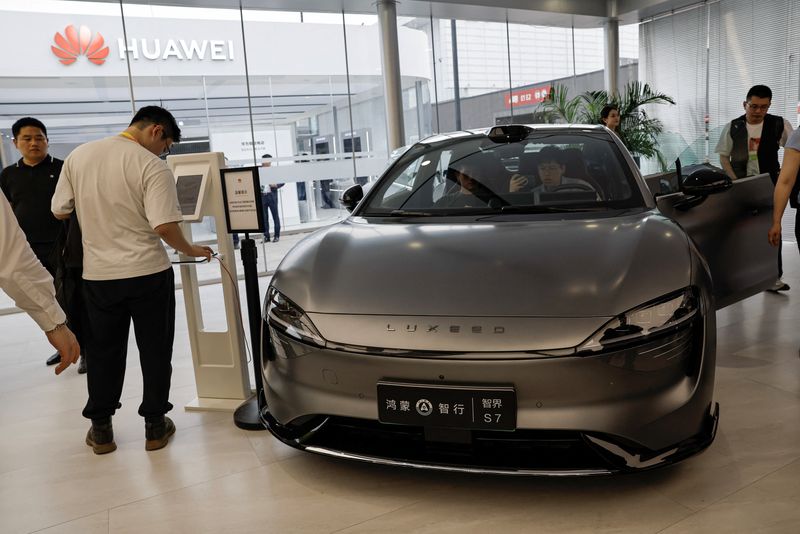 © Reuters. Une berline électrique Luxeed S7, développée par Huawei et Chery Aut, exposée sur le stand de Huawei à l'Exposition automobile internationale de Pékin, ou Auto China 2024, à Pékin, en Chine. /Photo prise le 25 avril 2024/REUTERS/Tingshu Wang