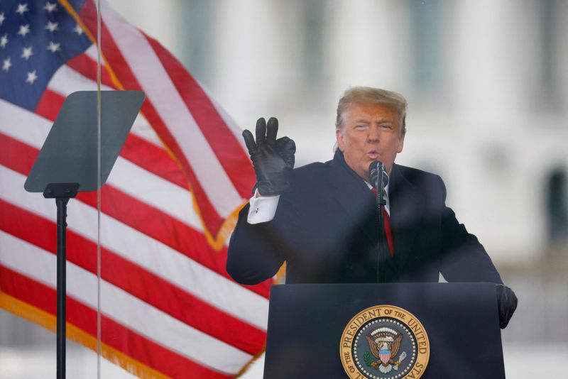 &copy; Reuters. FOTO ARCHIVO: El expresidente de Estados Unidos, Donald Trump, gesticula mientras habla durante un mitin para impugnar la certificación de los resultados de las elecciones presidenciales estadounidenses de 2020 por parte del Congreso de Estados Unidos, e