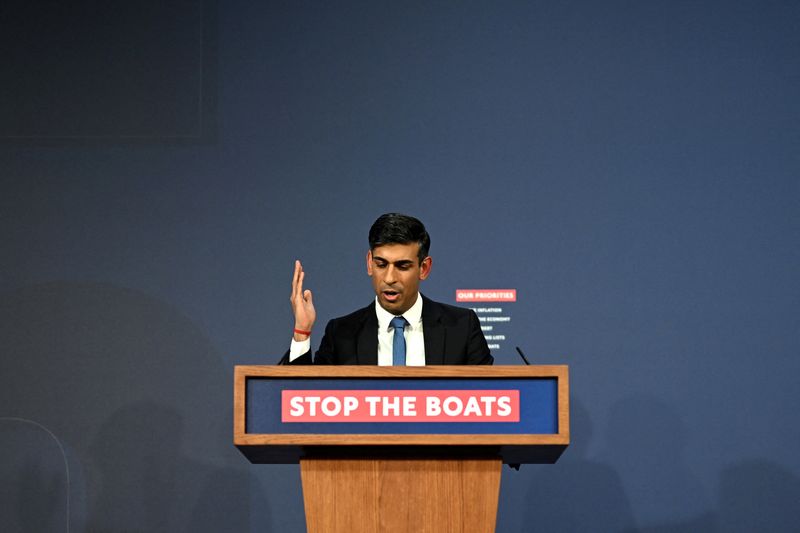 &copy; Reuters. Le Premier ministre britannique Rishi Sunak s'exprime lors d'une conférence de presse après le lancement d'une nouvelle loi sur l'immigration à Downing Street, à Londres. /Photo prise le 7 mars 2023/REUTERS/Leon Neal