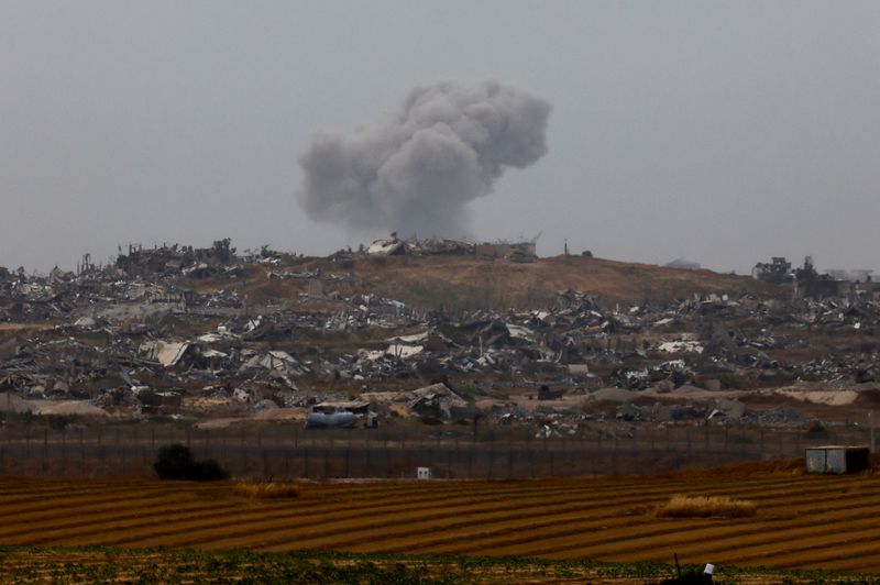 &copy; Reuters. دخان يتصاعد عقب غارة جوية على غزة كما يظهر من إسرائيل يوم 25 أبريل نيسان 2024. تصوير: أمير كوهين - رويترز