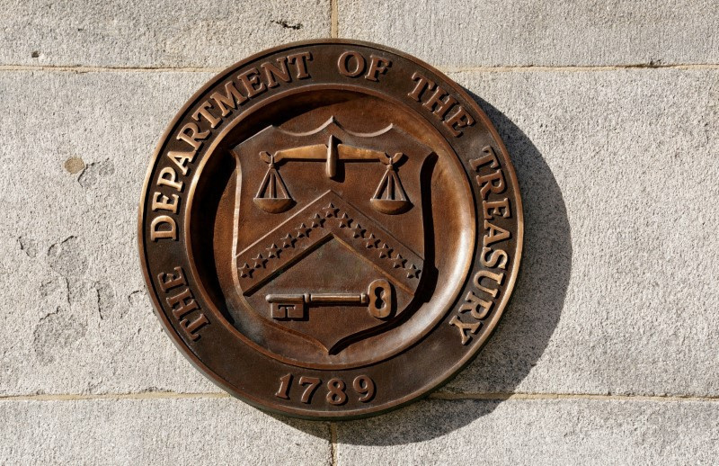 &copy; Reuters. شعار وزارة الخزانة الأمريكية بمقرها في واشنطن في صورة من أرشيف رويترز.