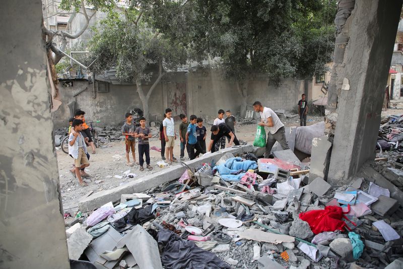 &copy; Reuters. Palestinesi ispezionano il luogo di un attacco israeliano a una casa, nel corso del conflitto in corso tra Israele e il gruppo islamista palestinese Hamas, a Rafah, nel sud della Striscia di Gaza, il 25 aprile 2024. REUTERS/Hatem Khaled