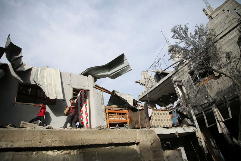 &copy; Reuters. Des enfants palestiniens inspectent le site d'une frappe israélienne sur une maison, dans le cadre du conflit entre Israël et le groupe islamiste palestinien Hamas, à Rafah, dans le sud de la bande de Gaza. /Photo prise le 25 avril 2024/REUTERS/Hatem K