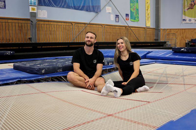 &copy; Reuters. Foto de los gimnastas Dylan Schmidt y Maddie Davidson ej el Tri Star Gymnastics Centre de Auckland
April 24, 2024.    New Zealand Olympic Committee/Handout via REUTERS    