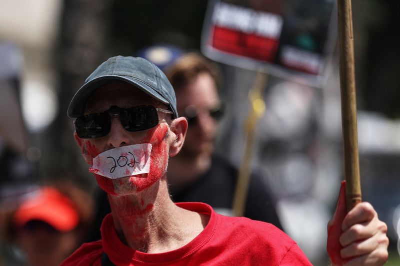 © Reuters. Manifestante pede liberdade de reféns do Hamas, em Tel Aviv, Israel
25/04/2024
REUTERS/Shannon Stapleton