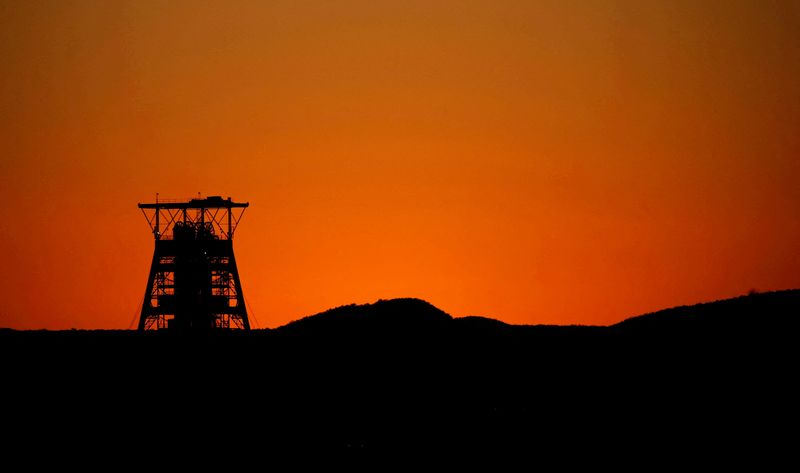 &copy; Reuters. FILE PHOTO: A pit head is seen at the Tumela platinum mine, an Anglo-American open pit mine located in Thabazimbi, Limpopo Province, South Africa June 9, 2016. REUTERS/Siphiwe Sibeko//File Photo