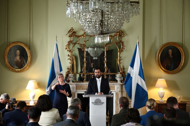 &copy; Reuters. Scottish First Minister Humza Yousaf holds a press conference as he announces the Scottish National Party (SNP) will withdraw from the Bute House Agreement, at Bute House, Edinburgh, Scotland April 25, 2024. Jeff J Mitchell/Pool via REUTERS