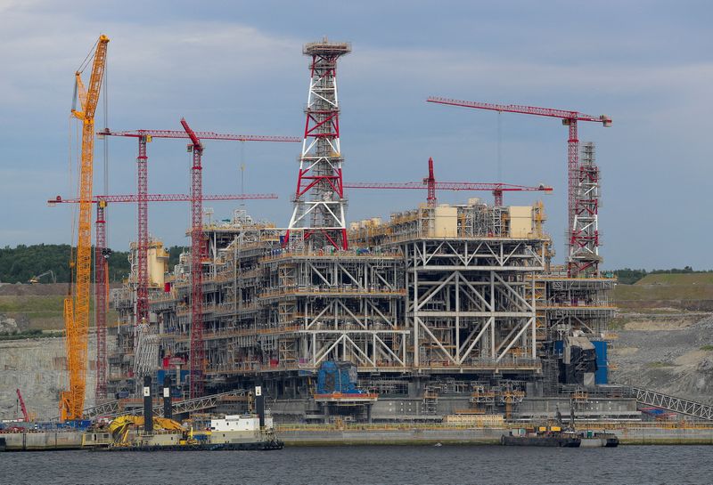 &copy; Reuters. Una struttura a gravità (Gbs) in calcestruzzo della joint venture Arctic Lng 2 viene vista in costruzione in un bacino di carenaggio del centro di costruzione Lng vicino all'insediamento di Belokamenka, nella regione di Murmansk, Russia, 26 luglio 2022. 