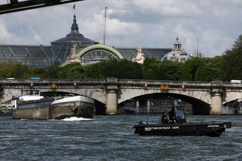 &copy; Reuters. FILE PHOTO: A police boat patrols on the River Seine near the Grand Palais, 100 days before the start of the Paris 2024 Olympic Games in Paris, France, April 17, 2024. REUTERS/Stephanie Lecocq/File Photo